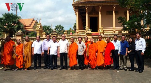 Глава ОФВ Нгуен Тхиен Нян поздравил бонз и кхмеров с праздником «Чол Чнам Тхмай»