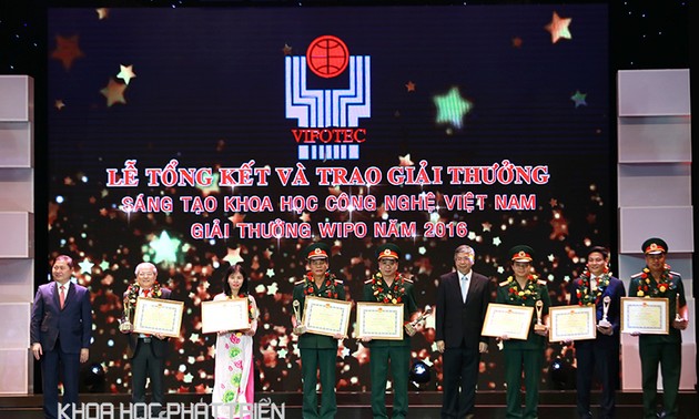 В Ханое вручена премия Вьетнама за научно-технологические достижения в 2016 году