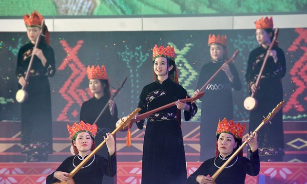 Провинция Куангнинь: любовь к народному искусству прививается школьникам малых народностей 