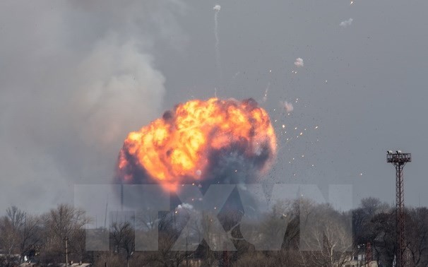 Десятки тысяч людей были эвакуированы из-за взрыва склада с боеприпасами на Украине