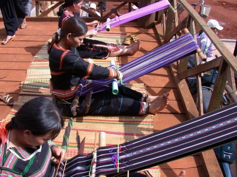 Представители народности Бана восстанавливают ремесло по изготовлению домотканых изделий
