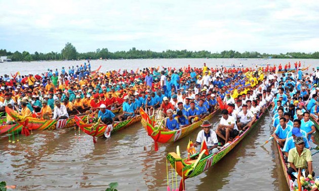 Праздник «Оок ом Бок» - гонка на лодках «Нго» представителей Кхмеров на юге Вьетнама