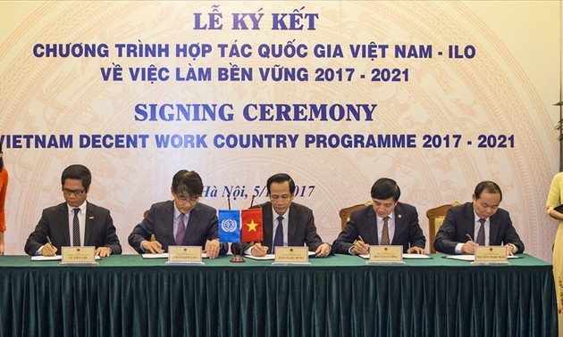 Вьетнам и МОТ подписали национальную программу сотрудничества по содействию устойчивой занятости 