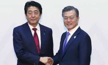 Премьер Японии пригласил президента РК посетить страну в преддверии межкорейского саммита