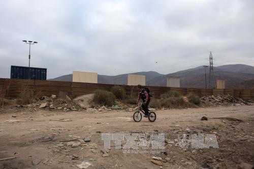 Мексика и США вновь спорят из-за стены на американо-мексиканской границе