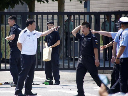 Возле здания посольства США в Китае прогремел взрыв