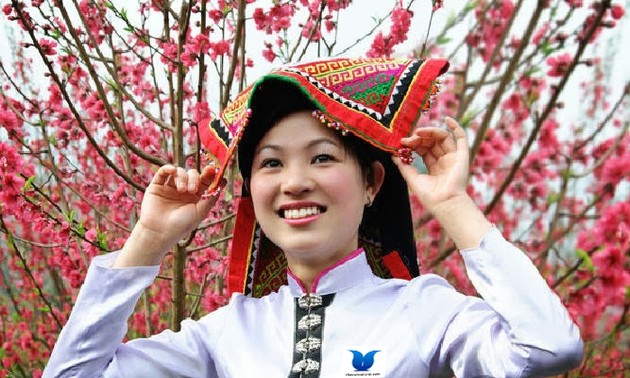Разноцветная традиционная женская одежда нацменьшинств в провинции Шонла 