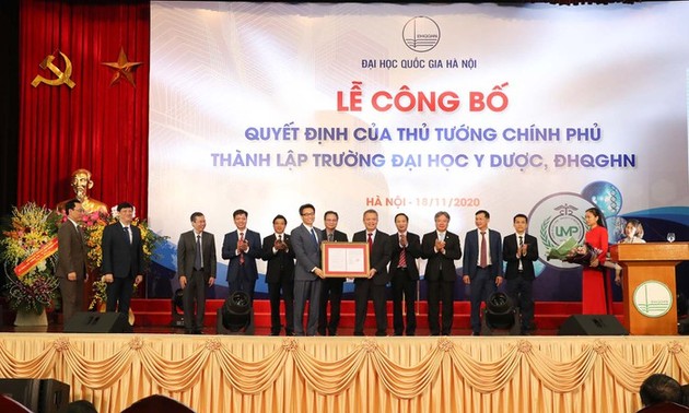 Вице-премьер Вьетнама Ву Дык Дам принял участие в церемонии опубликования решения о создании Медицинско-фармацевтического университета
