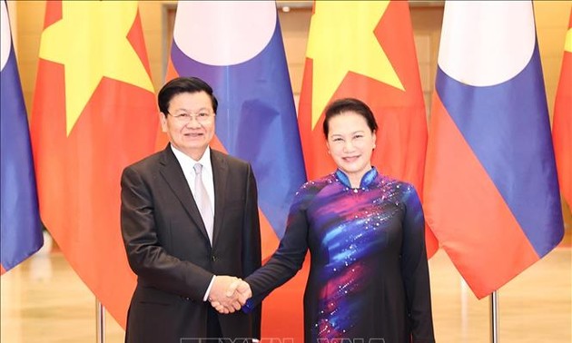 Председатель НС СРВ встретилась с премьер-министром Лаоса