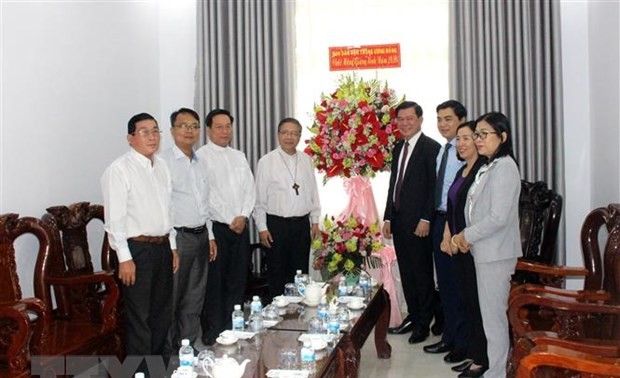 Руководители Отдела ЦК КПВ по работе с народными массами поздравили католиков провинции Биньтхуан с наступающим Рождеством 