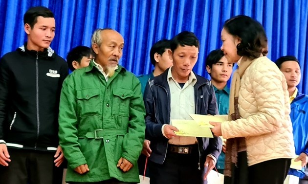 Заведующий Отделом ЦК КПВ по работе с народными массами вручила подарки пострадавшим от оползней жителям общины Чаленг провинции Куангнам 