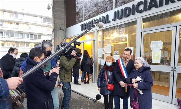 В Париже сотни людей вышли на улицу в поддержку судебного заседания по иску, поданному против производителей эйджент-орандж/диоксина 