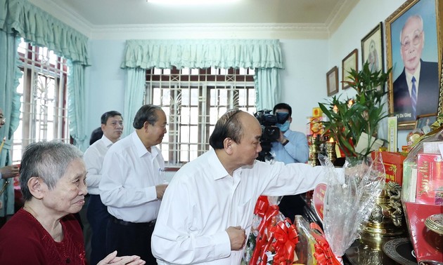Премьер-министр Нгуен Суан Фук зажёг благовония в память о покойных руководителях Партии и Государства Вьетнама 
