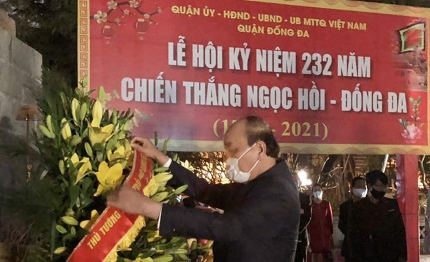Премьер-министр Нгуен Суан Фук воскурил благовония у памятника королю Куанг Чунгу (Нгуен Хюэ)