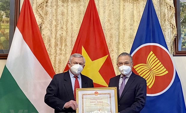 Похвальная грамота МИД Вьетнама вручена Обществу венгерско-вьетнамской дружбы  