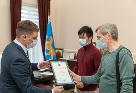 Вьетнамский студент получил награду от властей Псковской области за участие в спасении провалившихся под лед детей 