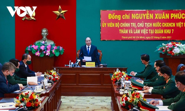 Президент Нгуен Суан Фук проверил боеготовность 7-го военного округа 