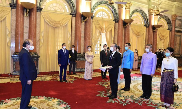 Президент Нгуен Суан Фук принял верительные грамоты у послов некоторых стран 