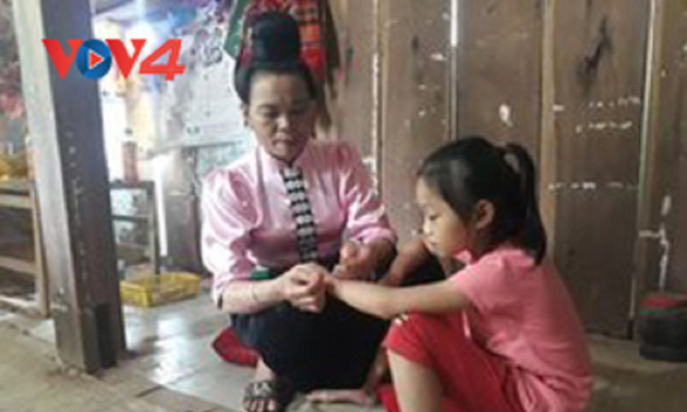 Среди народности тхай на северо-западе Вьетнама популярен обычай завязывать нить на запястье