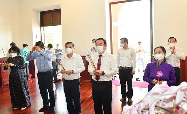 Воскурение благовоний в память о президент Хо Ши Мине и президенте Тон Дык Тханге 