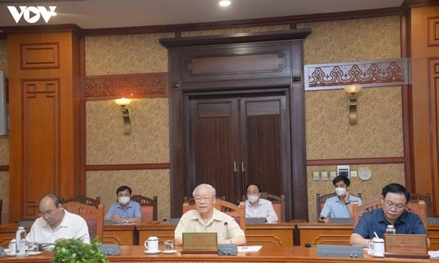 Генеральный секретарь ЦК КПВ Нгуен Фу Чонг председательствовал на совещании руководства страны по борьбе с эпидемией Covid-19