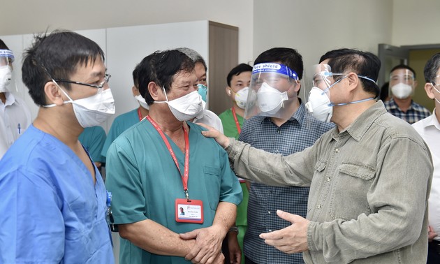 Премьер-министр Фам Минь Чинь проверил работу по профилактике и борьбе с COVID-19 в провинции Биньзыонг