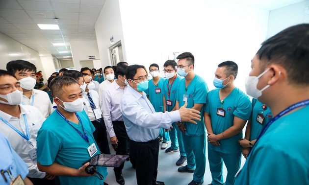 Премьер-министр Фам Минь Чинь проверил полевой госпиталь высшего уровня по лечению пациентов с коронавирусом на севере страны