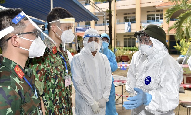 Премьер-министр Фам Минь Чинь по видеосвязи проверил работу по профилактике и борьбе с эпидемией COVID-19 