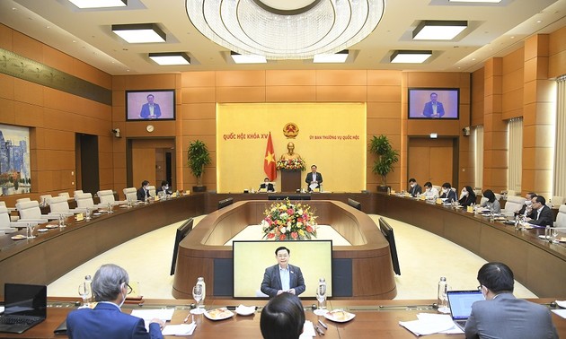 Председатель Нацсобрания Выонг Динь Хюэ: необходимо дать правильную оценку воздействию COVID-19 для поиска эффективных мер по стабилизации экономики 