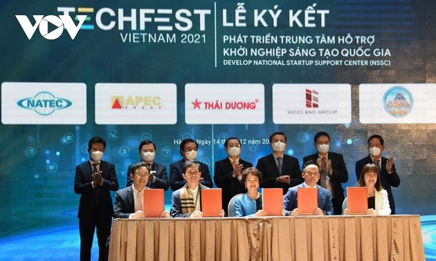  Премьер-министр Фам Минь Тинь принял участие в Национальном фестивале стартапов