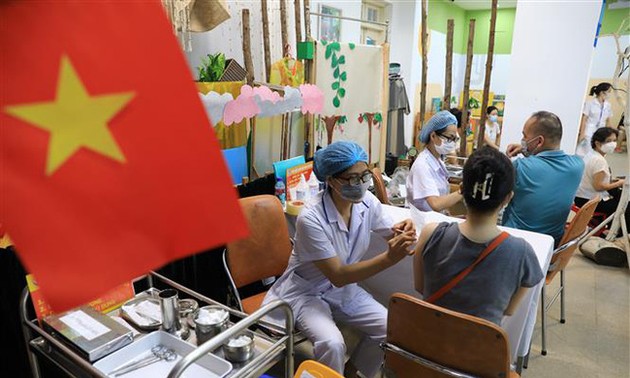 98% населения Вьетнама были привиты первой дозой вакцины против COVID-19