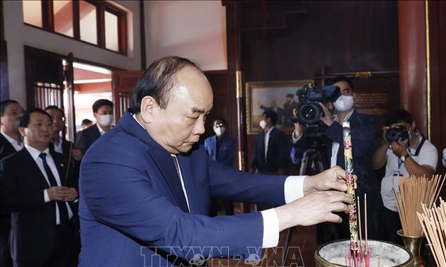 Президент Нгуен Суан Фук зажёг благовония в мемориальном комплексе в память о премьер-министре Фам Ван Донге в провинции Куангнгай