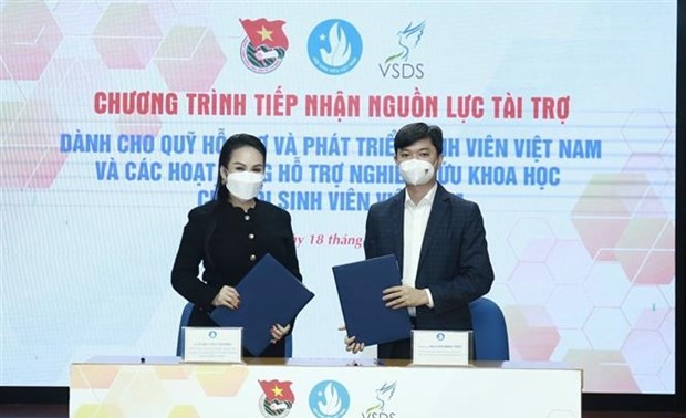 Обществу вьетнамских студентов передано 20 млрд. донгов для оказания  помощи студентам из малообеспеченных семей и на поддержку научной исследовательской деятельности 