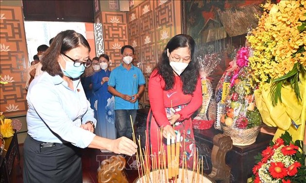 Руководители города Хошимина возложили венок и зажгли благовония в память о президенте Тон Дык Тханге