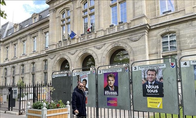 Президентские выборы во Франции 2022: Макрон и Ле Пен вышли во второй тур                     