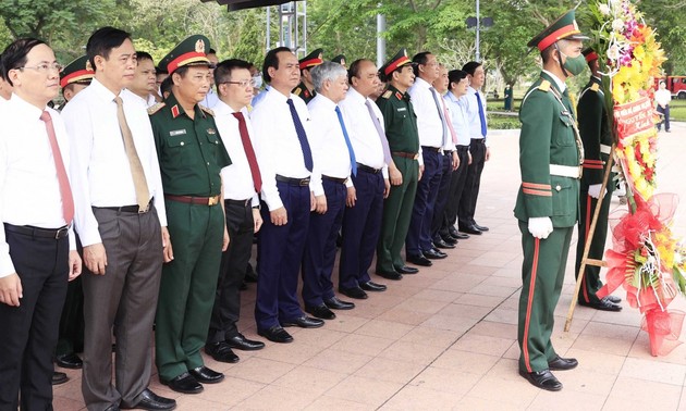Президент Нгуен Суан Фук зажёг благовония в память о героях и павших фронтовиках в древней цитадели Куангчи