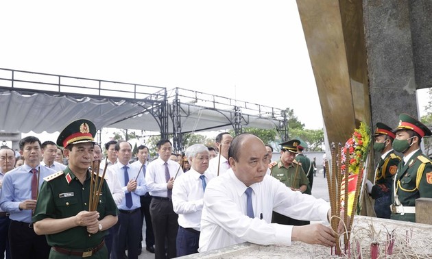 Президент Вьетнама зажёг благовония в память о героях и фронтовиках, павших в провинции Куангчи
