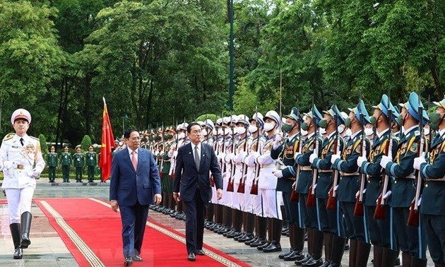 Премьер-министр Фам Минь Тинь председательствовал на церемонии официальной встречи главы японского правительства Кисиды Фумио