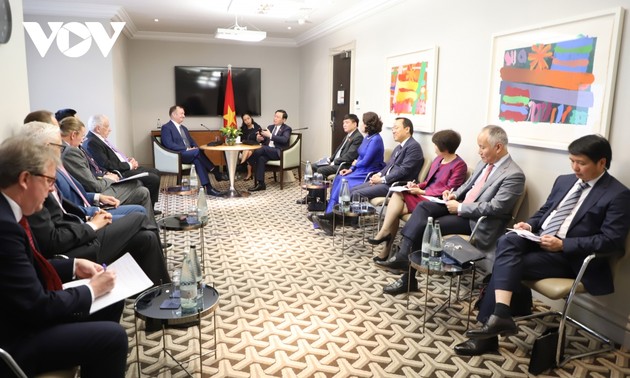Председатель Нацсобрания Выонг Динь Хюэ встретился с группой британских предпринимателей, ведущих бизнес во Вьетнаме