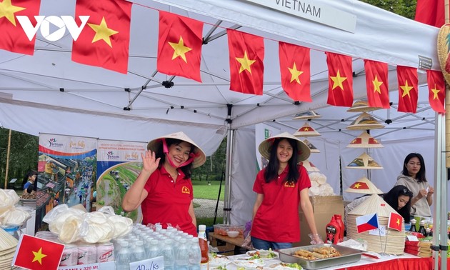 Вьетнамская продукция привлекает большое внимание участников культурного фестиваля в Праге 