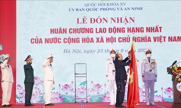 Президент Вьетнама и председатель Нацсобрания приняли участие в церемонии празднования 30-летия со дня содания парламентского комитета по национальной обороне и безопасности  