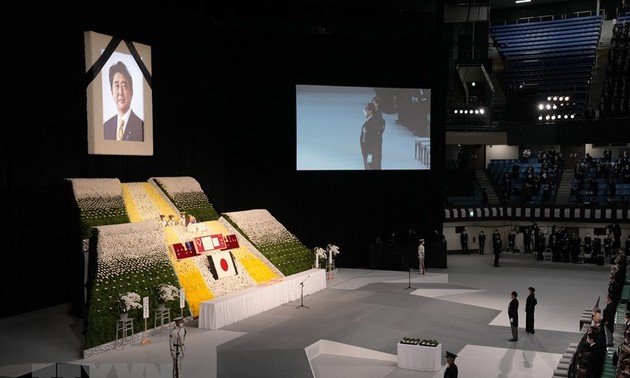 В Японии началась церемония государственных похорон бывшего премьер-министра Японии Абэ Синдзо