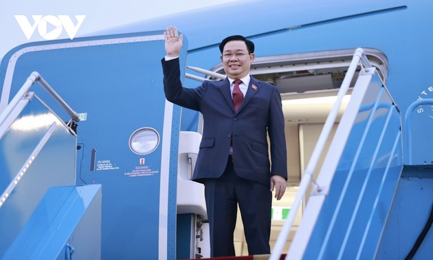 Председатель Выонг Динь Хюэ прибыл в Камбоджу с официальным визитом и для участия в АИПА-43