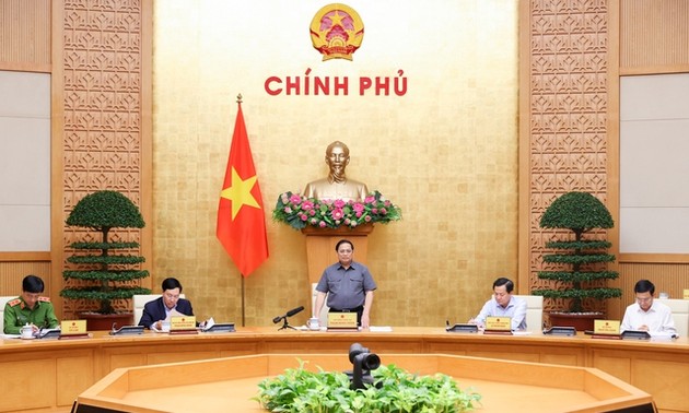 Премьер-министр Фам Минь Тинь председательствовал на ноябрьском заседании по законотворчеству 