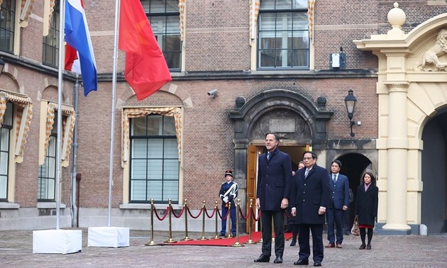 Церемония официальной встречи премьер-министра Фам Минь Тиня в Нидерландах