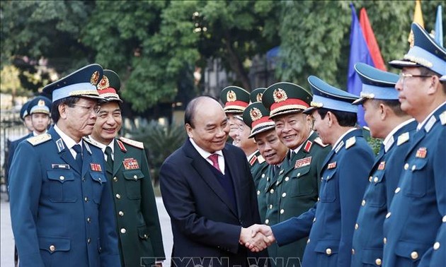 Президент Нгуен Суан Фук посетил войска ВВС Вьетнама по случаю 50-й годовщины победы «Ханой – Дьенбьенфу в воздухе» 