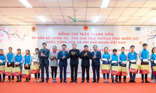 Постоянный вице-спикер парламента Чан Тхань Ман призвал мобилизовать ресурсы в поддержку семей льготных категорий и лиц, имеющих заслуги перед Отечеством