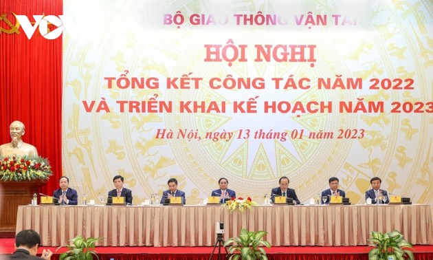 Премьер-министр Фам Минь Тинь принял участие в конференции по подведению итогов работы отрасли транспорта и путей сообщения за 2022 год