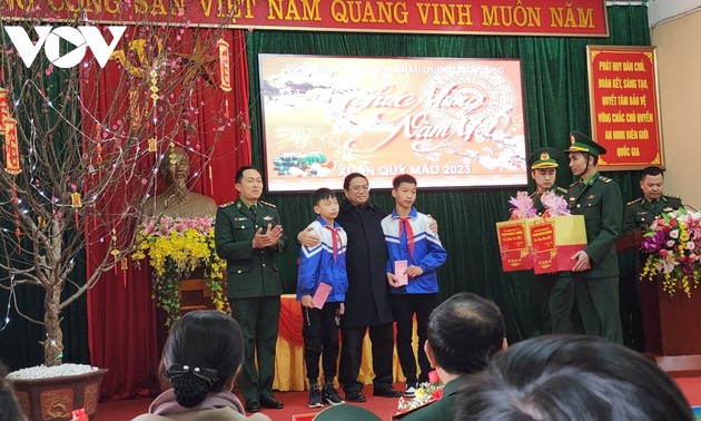 Руководители Партии и Государства поздравили население провинций Каобанг и Лаокай с наступающим Тэтом
