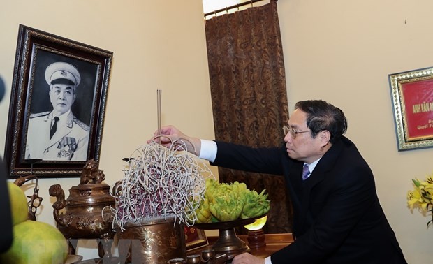 Премьер-министр Фам Минь Тинь воскурил благовония в память о премьер-министре Фам Ван Донге и генерале армии Во Нгуен Зяпе 